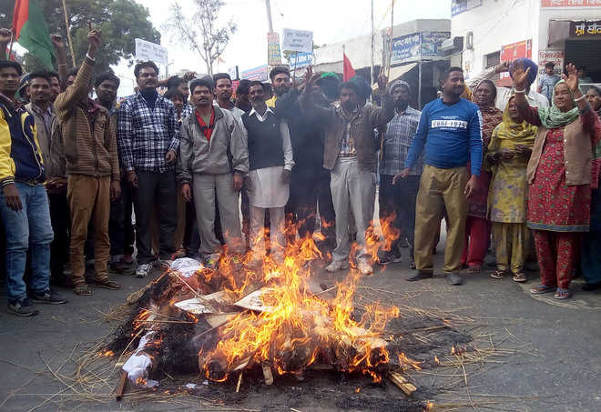 Safai Workers Intensify Stir, Seek Arrest Of Accused In Murder Case 