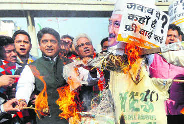 BJP burns effigies of AAP govt