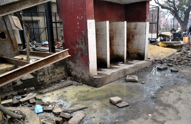 Ruptured sewage pipe near mosque irks visitors