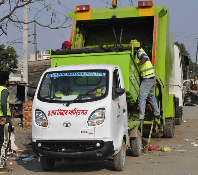 No number plates on mini trucks carrying garbage in city