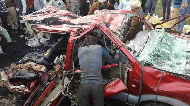 11 die after truck crushes car in Ferozepur