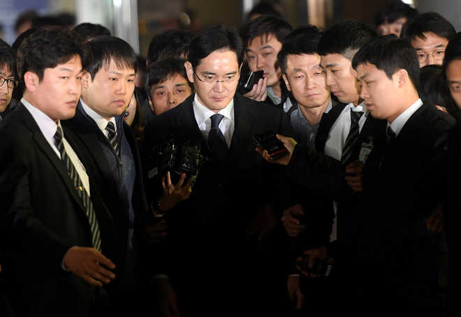 Samsung chief arrested as S Korean corruption probe deepens