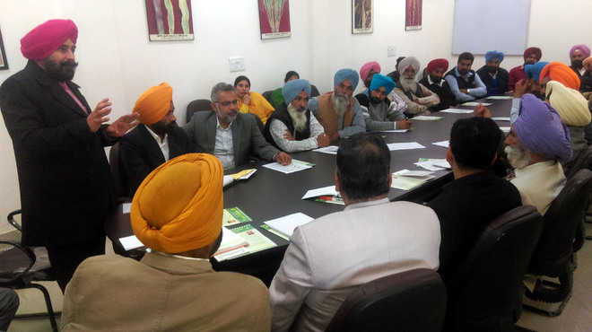 Farmers discuss crop-related issues