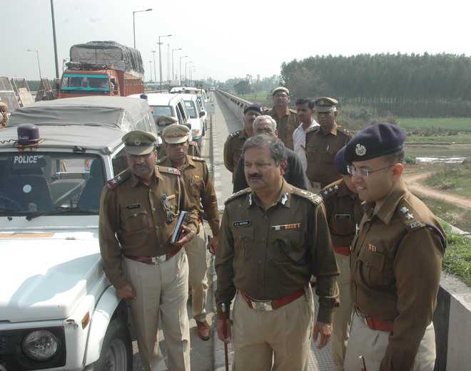 ADGP inspects bandobast on Punjab border