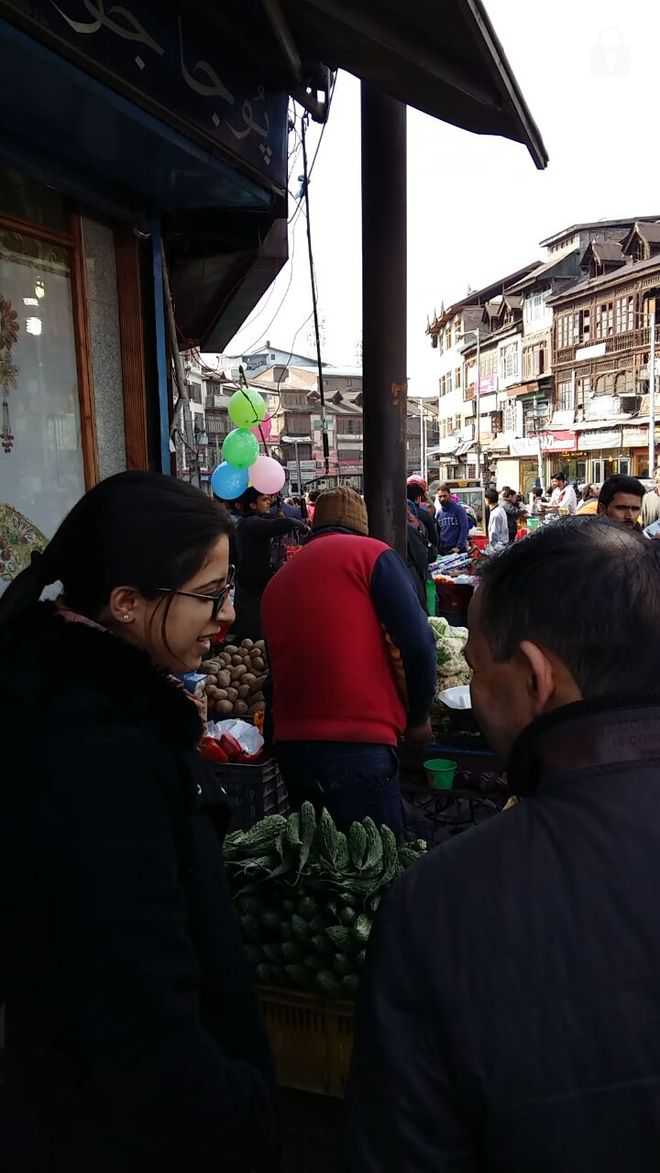 Tehsildar inspects markets in Srinagar