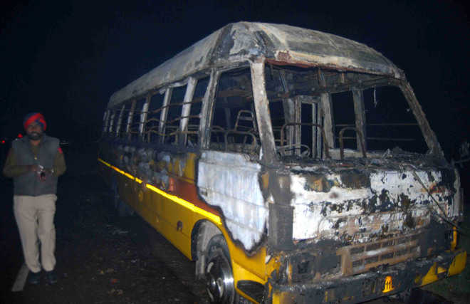 Private bus catches fire following short circuit