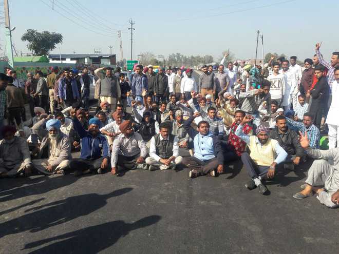 Dera followers block roads, demand justice