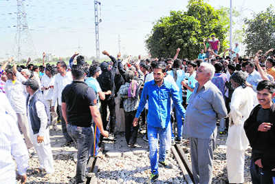 Protesters defy Jat body, block trains