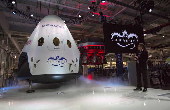 SpaceX to fly two passengers around the Moon in 2018