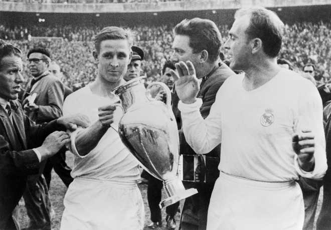 ALFREDO DI STÉFANO 1957 PARIS, FRANCE, BALLON D'OR AWARD