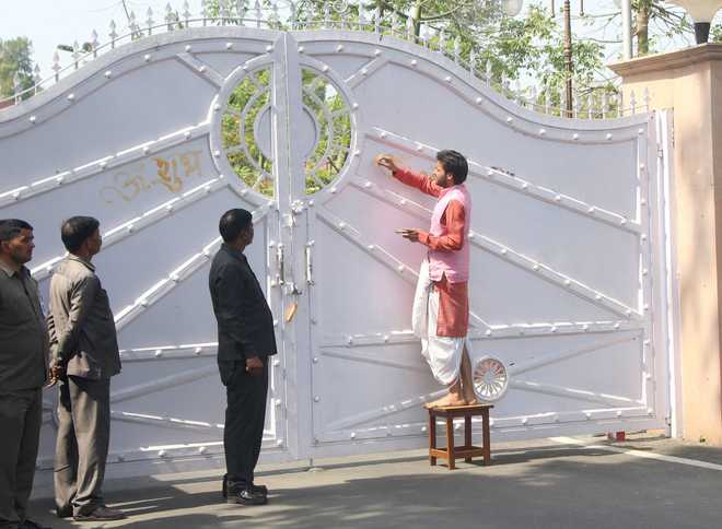 Priests perform rituals before Yogi enters CM home