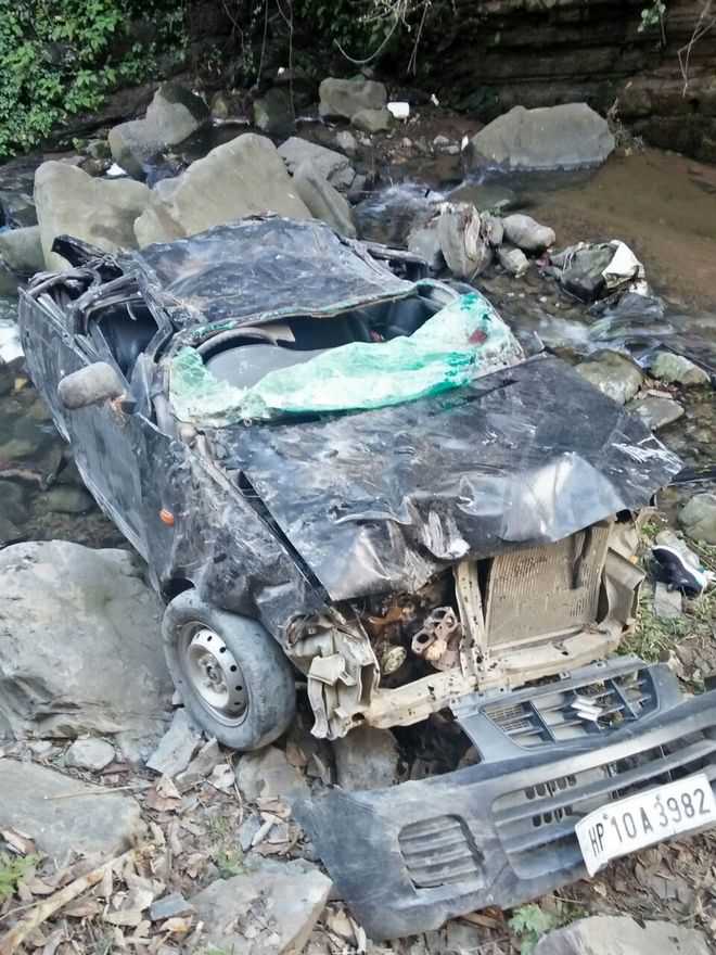 4 killed, 1 hurt as car falls into gorge