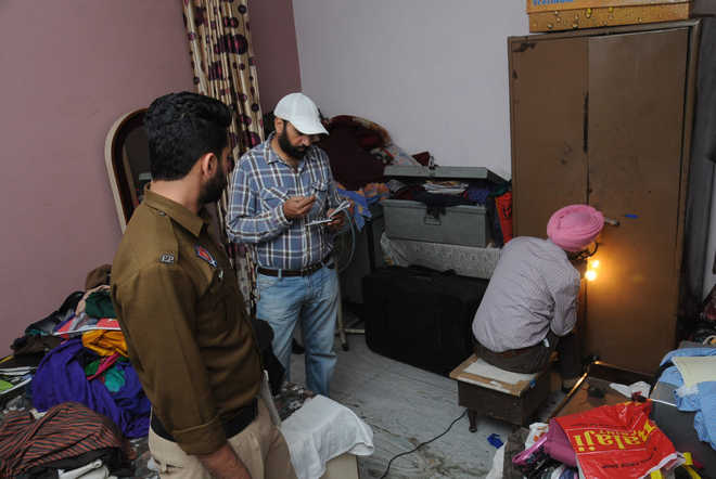 Thieves strike at house in Ganesh Nagar, decamp with gold jewellery, cash
