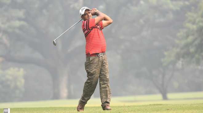 Mukesh climbs to top, Sujjan T-4th after second round