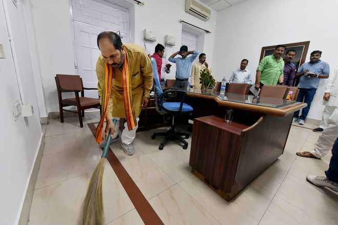 Armed with broom, Yogi’s minister cleans office, corridor