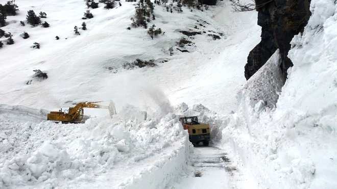 BRO starts clearing snow from Manali-Leh highway