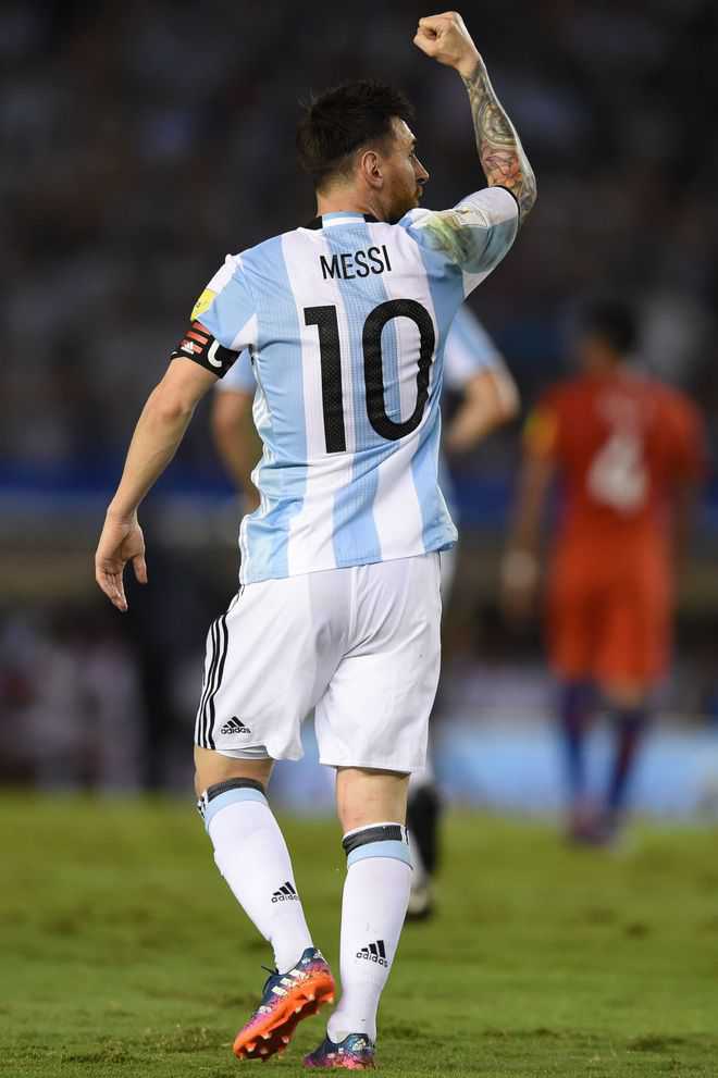 Messi penalty helps Argentina beat Chile