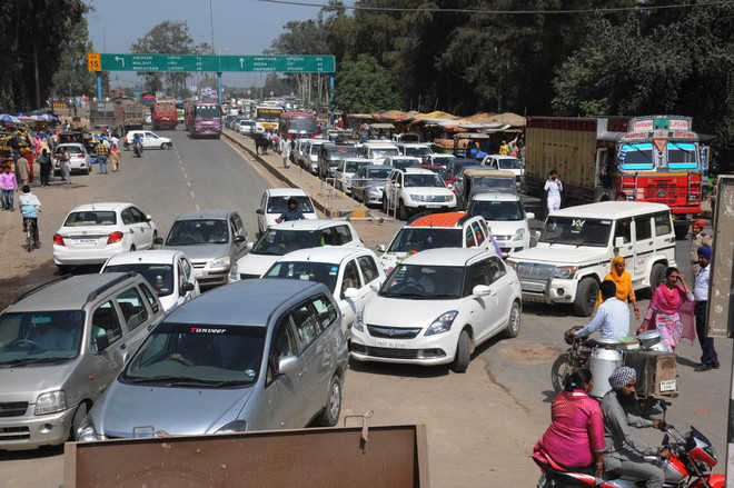 Traffic halts as traders’ protest swells on road