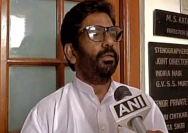 Shiv Sena take to the street in support of rogue MP