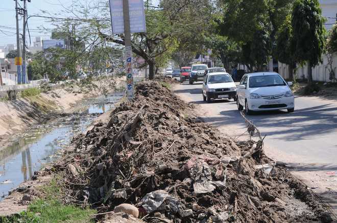Silt-clearance project creates traffic chaos, residents suffer