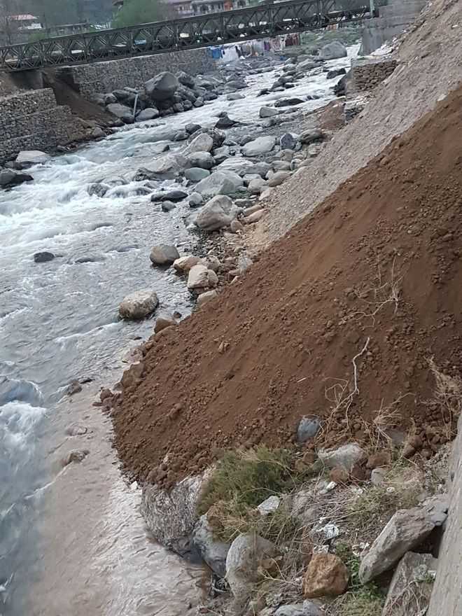 NGO resents mud dumping along Sarwari river bank
