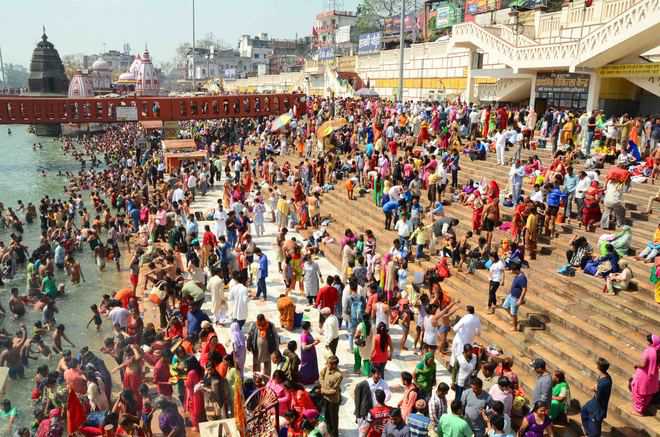 Thousands take holy dip on first day of Navratris