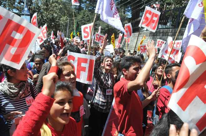 SFI activists protest fee hike