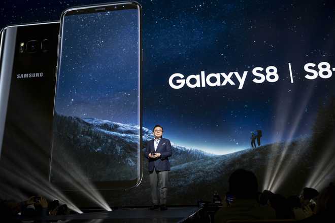 Samsung launches Galaxy S8 and dreams of recovery from Note 7