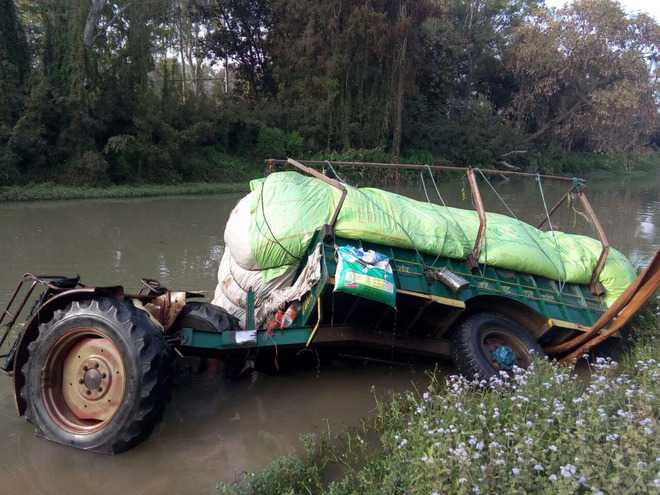 Tractor-trailer plunges into canal
