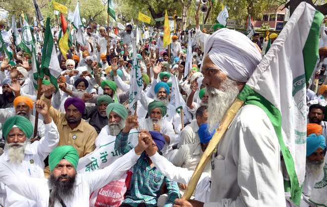 Up in arms, farmers protest in Delhi