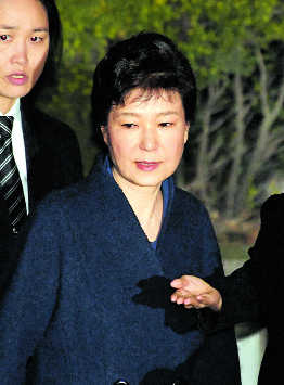 S Korea’s ousted Prez held on graft charges