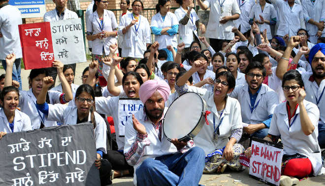 PG students, interns of Govt Dental College protest