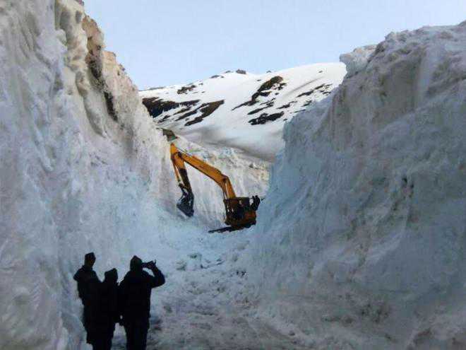 Efforts on to open Rohtang Pass
