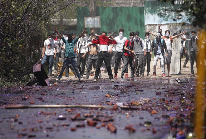 Security forces, students clash in Valley; mobile Internet services shut