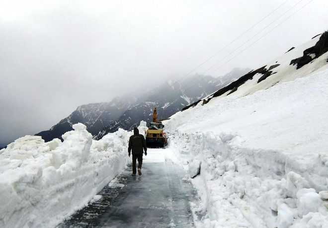 Old machinery hampers snow clearing in Lahaul