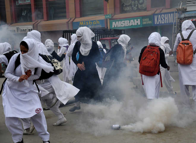 Students clash with police in Srinagar