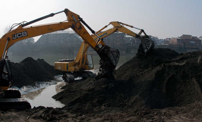 Jhelum poses flood threat, but dredging deadlines not met