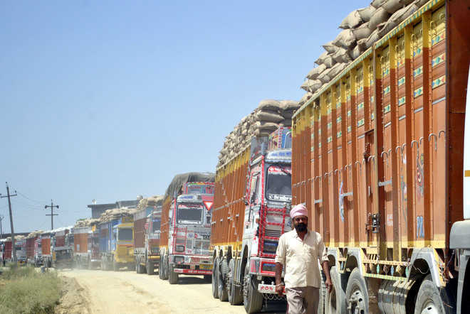 Trucks stranded outside warehouses hinder traffic