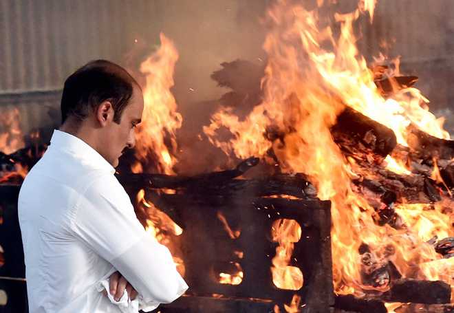 Tearful adieu to Vinod Khanna, son Sakshi lights funeral pyre