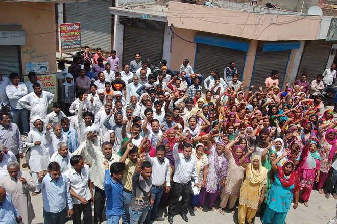 Residents protest against liquor shop, seek withdrawal of cases