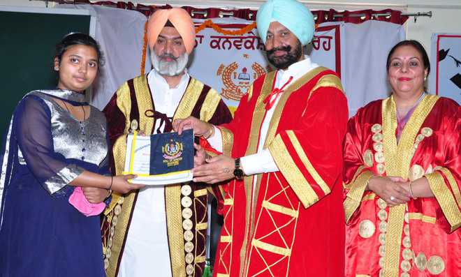 Degrees conferred on 260 students