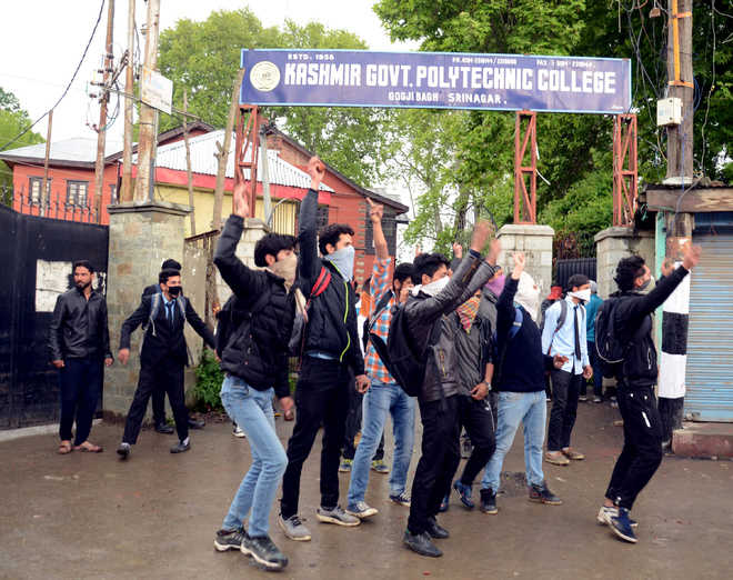 No let-up in protests, students throw stones at CRPF camp