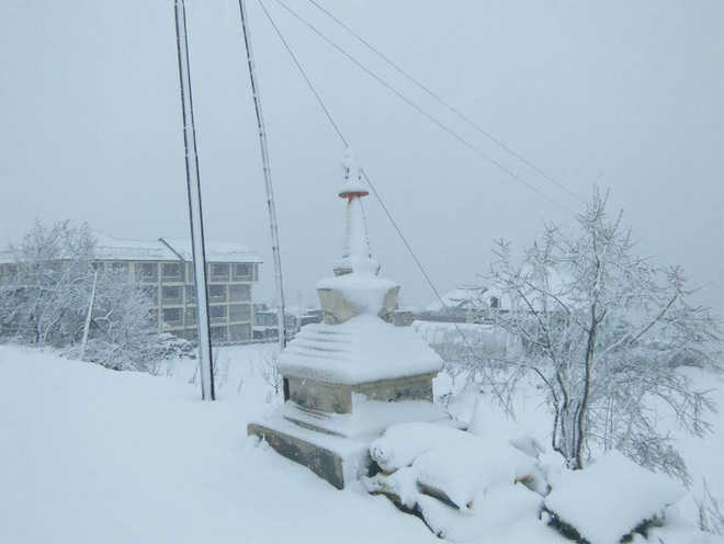 Rohtang gets fresh snow, traffic towards Lahaul hit