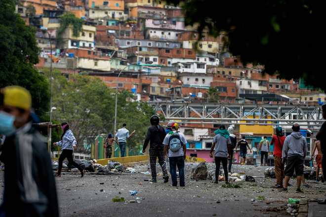 Venezuelan Oppn blocks streets to protest Maduro power shake-up