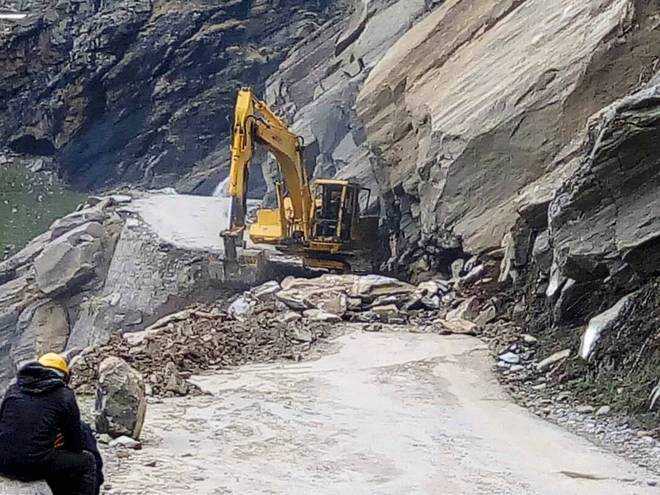 Landslide, avalanche block Manali-Keylong highway