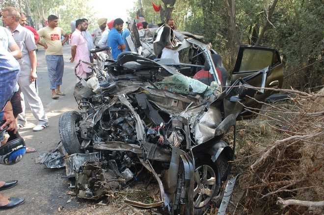 5 of family die in car-truck collision