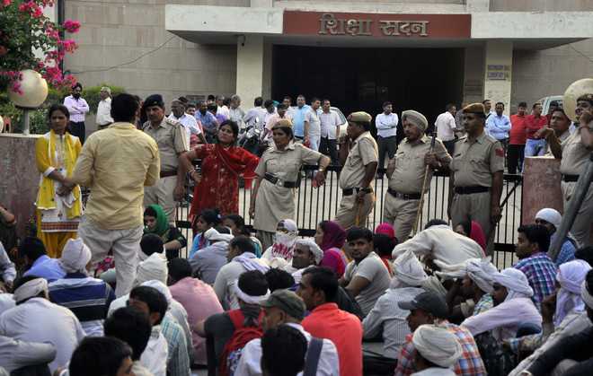 TET candidates block gates of Shiksha Sadan