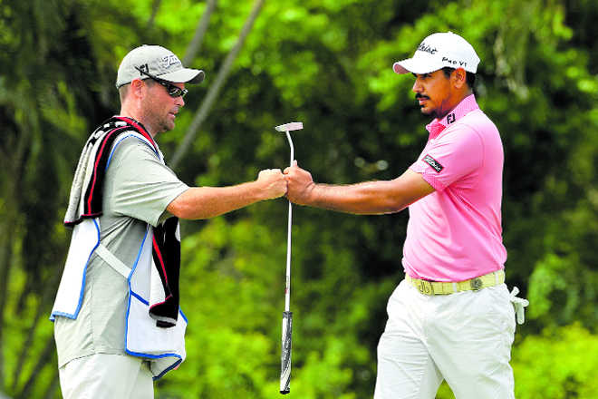 Bhullar zooms into lead, Jeev cards 63