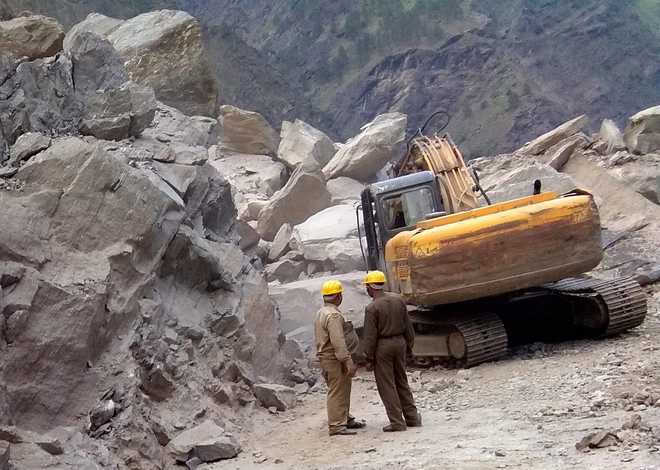 Landslide on Badrinath NH, thousands stranded