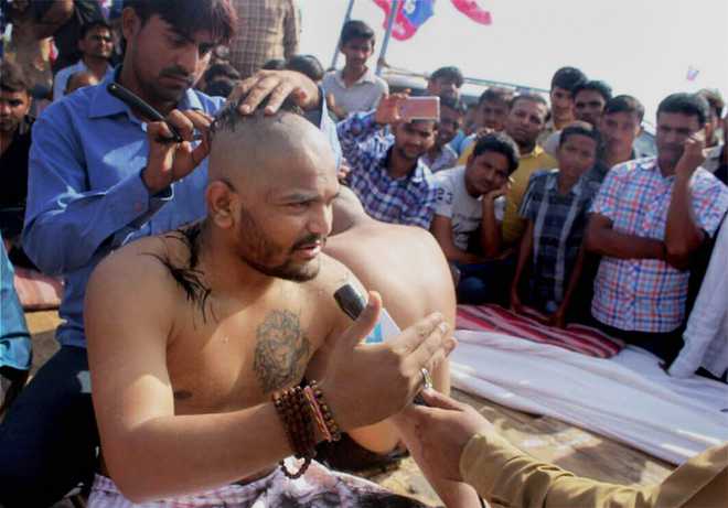 Hardik shaves head before PM Modi’s Gujarat visit